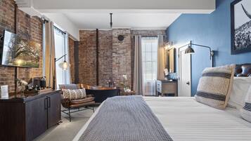 Suite, Non Smoking, Jetted Tub | Iron/ironing board, free WiFi