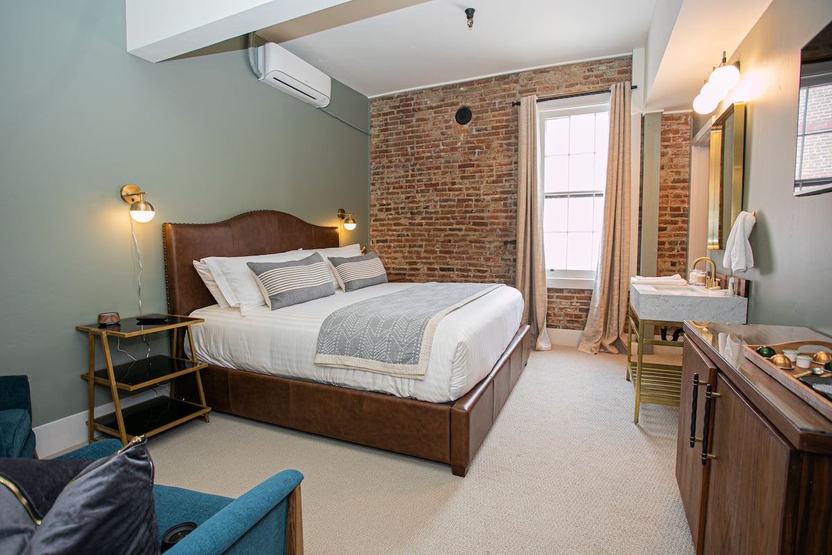 Standard Room, 1 King Bed, Non Smoking, Refrigerator | 1 bedroom, iron/ironing board, free WiFi