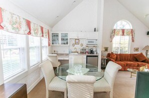 Cottage, 1 King Bed, Non Smoking, Jetted Tub | Iron/ironing board, free WiFi - Jacksonville Inn (Jacksonville)