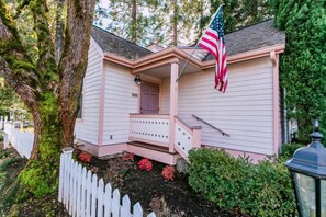 Cottage, 1 King Bed, Non Smoking, Jetted Tub | Iron/ironing board, free WiFi - Jacksonville Inn (Jacksonville)