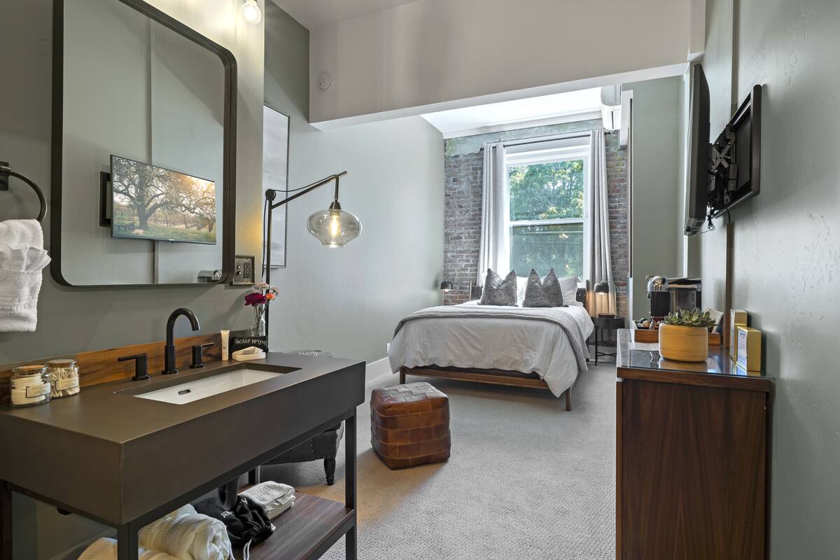 Standard Room, 1 Queen Bed, Non Smoking, Refrigerator | Iron/ironing board (on request), WiFi (free)