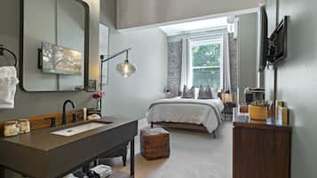 Standard Room, 1 Queen Bed, Non Smoking, Refrigerator | Iron/ironing board, free WiFi