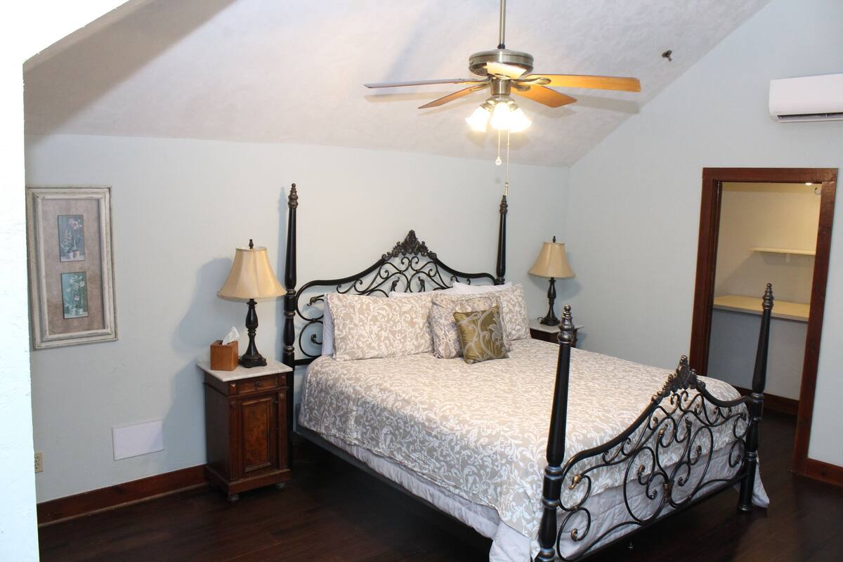Luxury Quadruple Room (Camellia) | Bed sheets