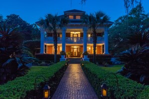 Front of property - evening/night - Herlong Mansion Bed & Breakfast (Micanopy)