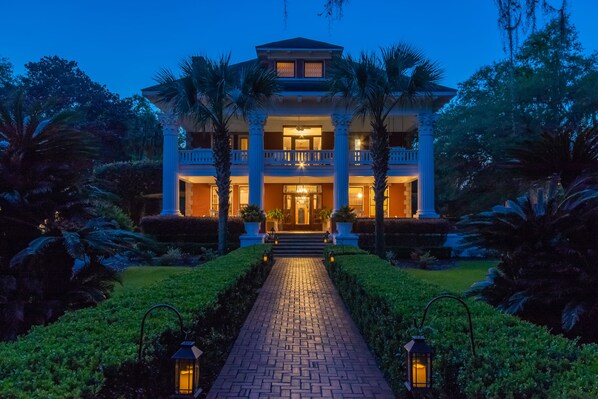 Boendets fasad - kväll/natt