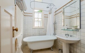 Badkar/dusch, hårtork, badrock och handdukar