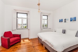 Standard-huoneisto, 2 makuuhuonetta, jokinäköala | 1 makuuhuone, ylelliset vuodevaatteet, silitysrauta/-lauta