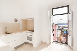 Standard Apartment, 2 Bedrooms, River View | Dapur peribadi | Peti sejuk, ketuhar gelombang mikro, ketuhar, dapur 