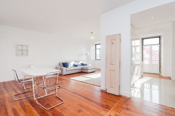 Exclusive-Apartment, 2 Schlafzimmer | Essbereich im Zimmer