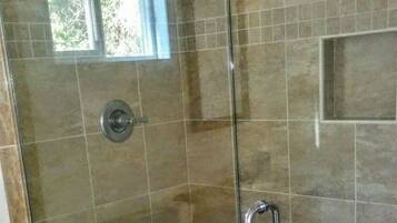Douche, articles de toilette gratuits, serviettes fournies