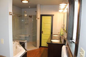 Ensemble baignoire-douche, baignoire à remous, séchoir à cheveux