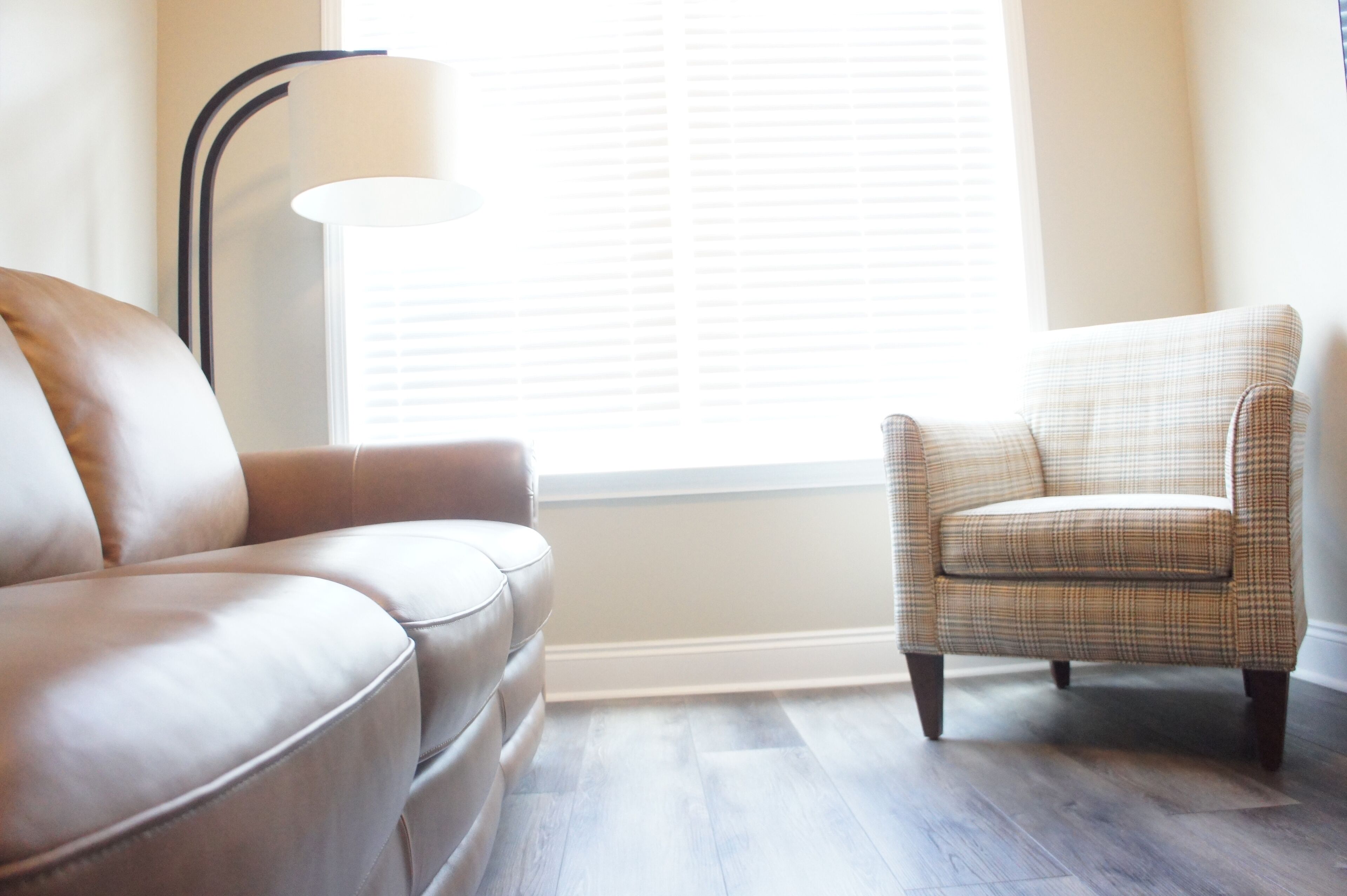 comfort cabin, 1 king bed | living area | books