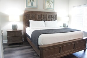 Comfort Cabin, 1 King Bed | Premium bedding, pillowtop beds, free minibar, individually furnished - Magnolia Creek Lodge (Cottonwood)