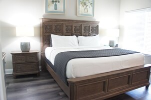 Comfort Cabin, 1 King Bed | Premium bedding, pillowtop beds, free minibar, individually furnished