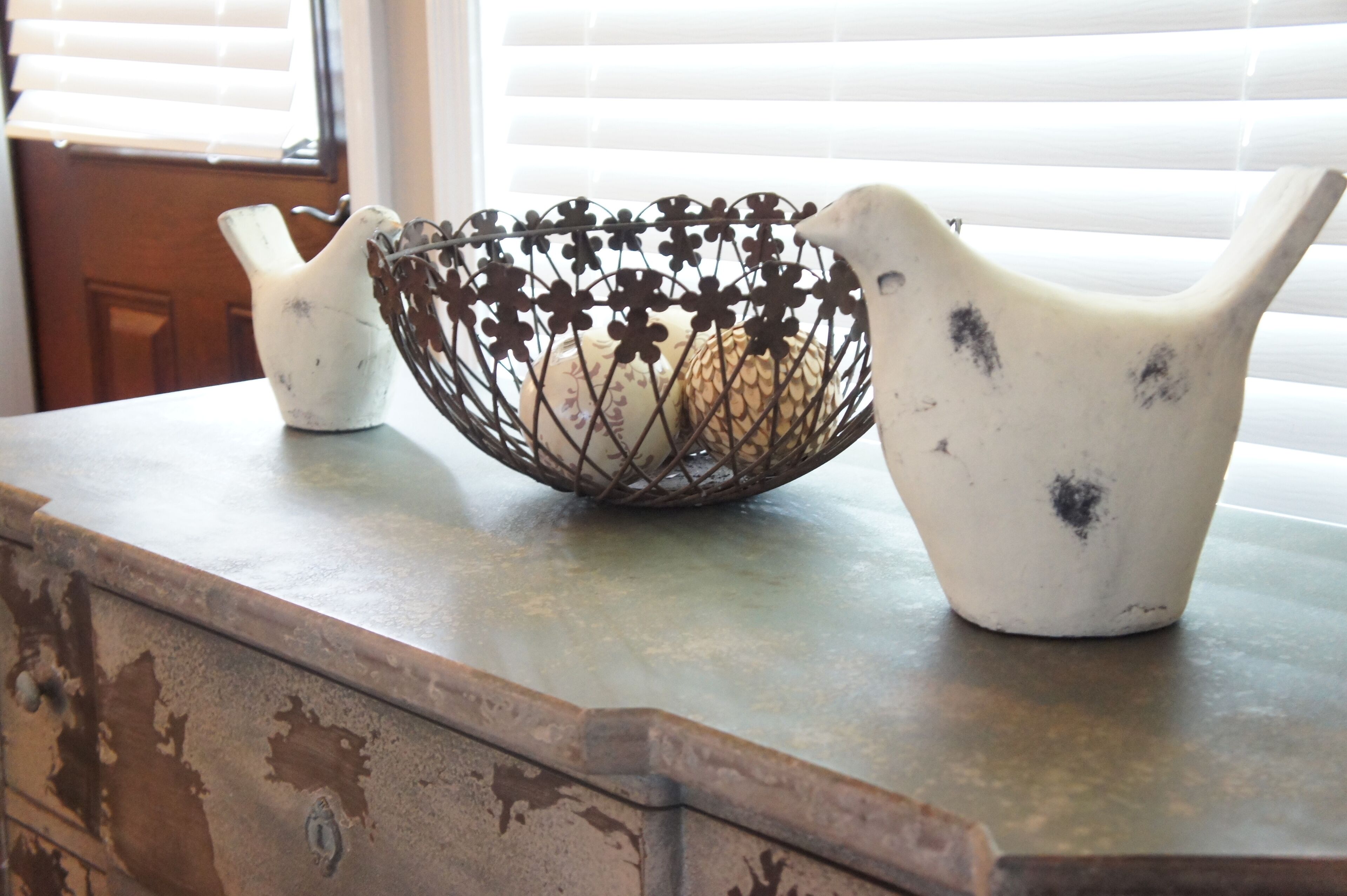 standard cabin, 1 king bed | living area | books