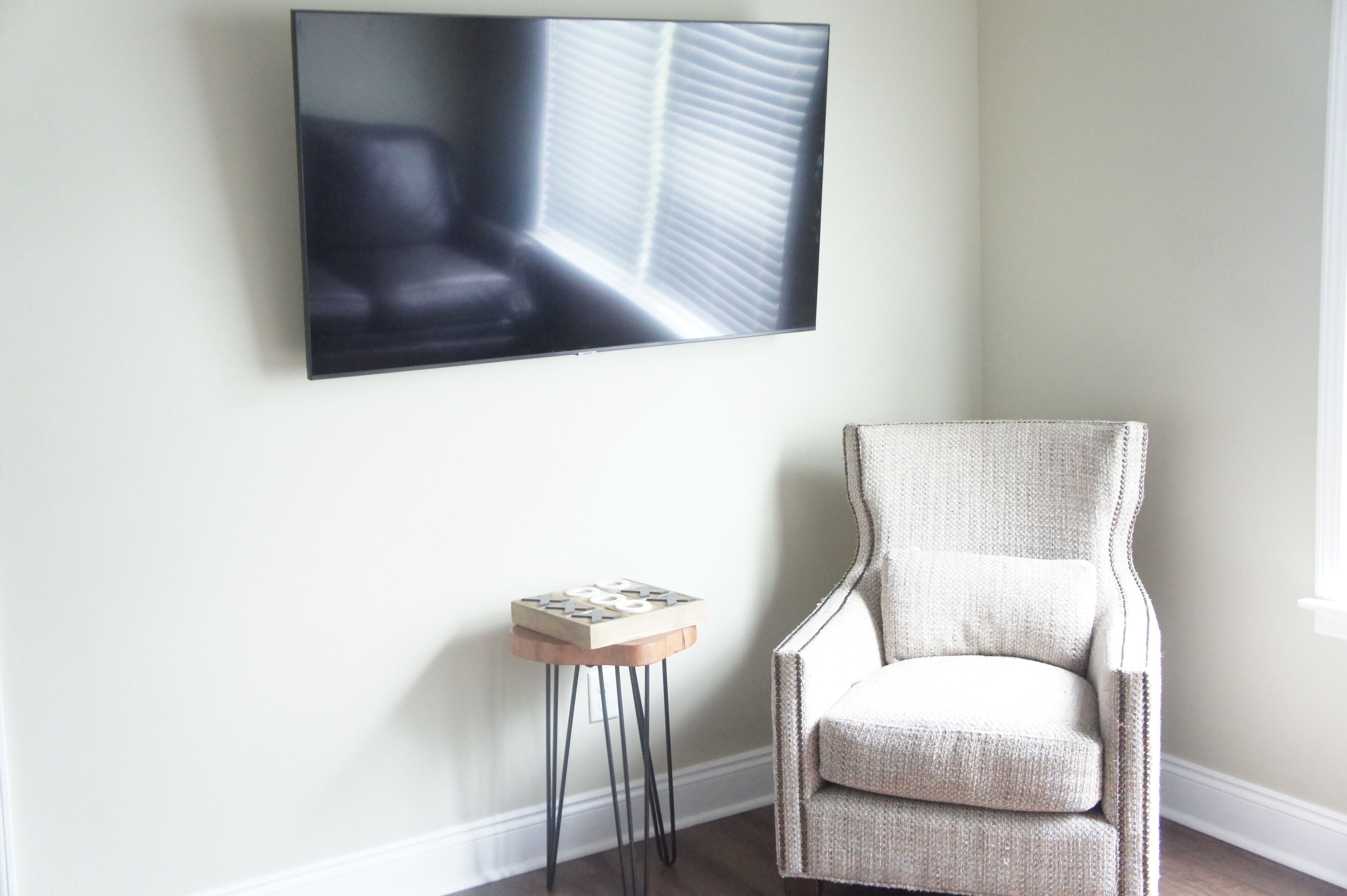 standard cabin, 2 bedrooms, private bathroom | living area | books