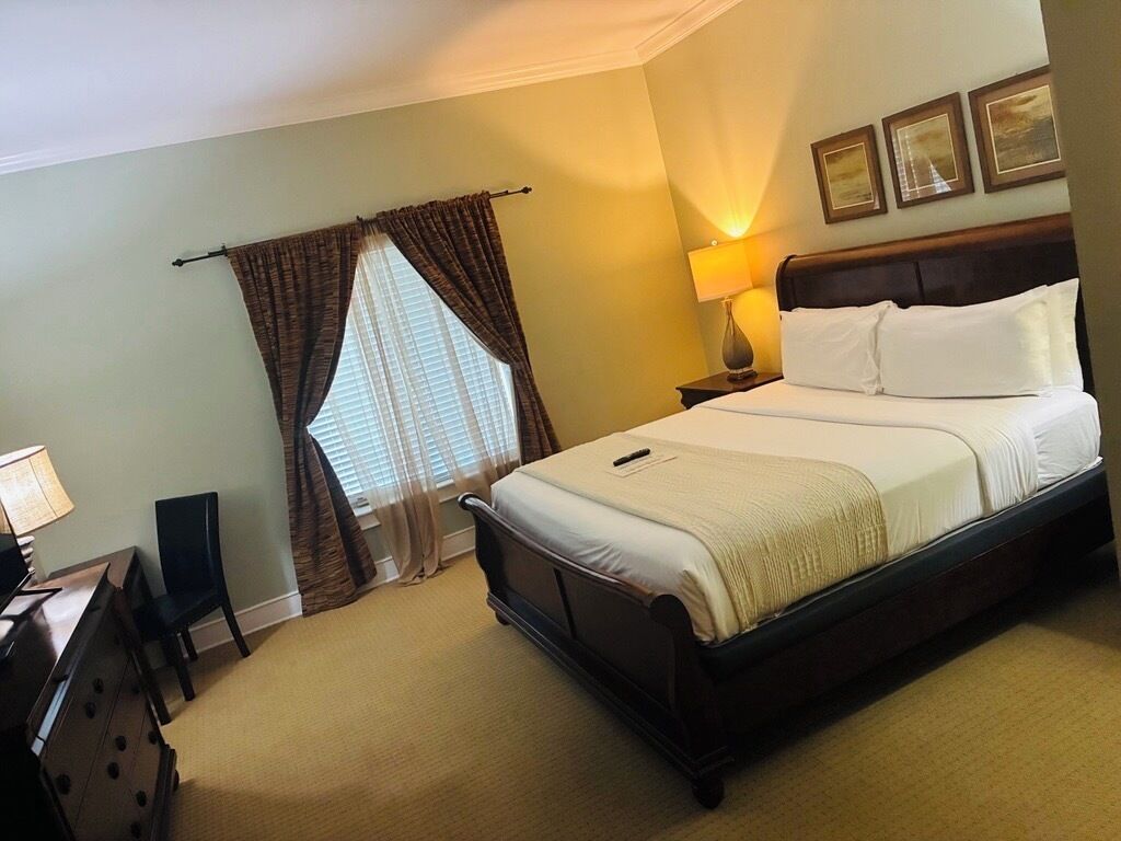 Standardværelse - 1 kingsize-seng - privat badeværelse (King Room Main Level) | Premium-sengetøj, senge med topmadrasser, gratis minibar