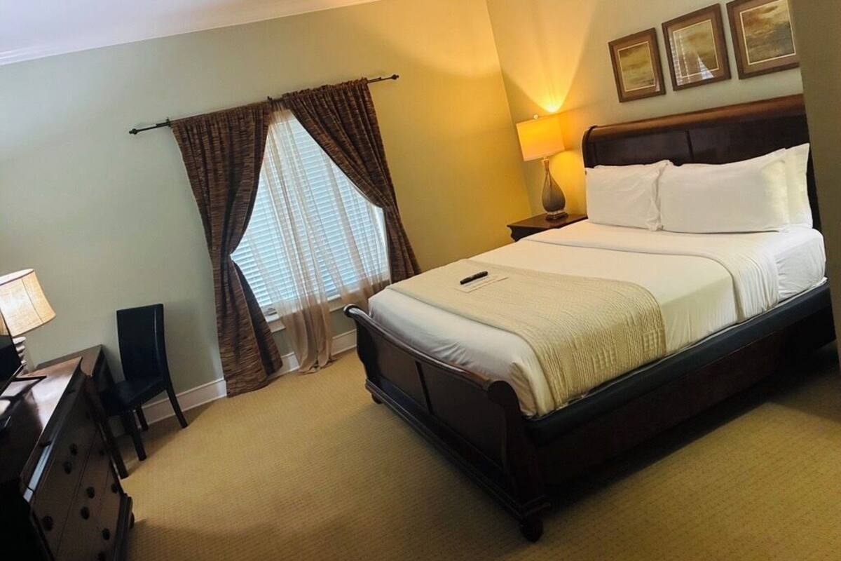 标准房, 1 张特大床, 私人浴室 (King Room Main Level) | 高档床上用品、加厚床垫、迷你吧（备有免费物品）、遮光窗帘