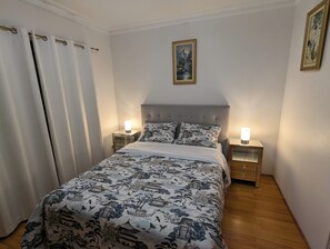 2 bedrooms, desk, blackout drapes, iron/ironing board - Stay in Comfort: Modern Home close to all amenities and Hollywood Studio (Ballajura)