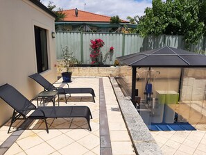 Terrace/patio - Stay in Comfort: Modern Home close to all amenities and Hollywood Studio (Ballajura)