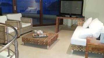 Palmetto 310 | Living area | 40-inch flat-screen TV with cable channels, TV, Netflix