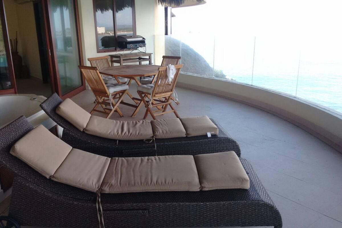 Palmetto 310 | 1 bedroom, premium bedding, desk, iron/ironing board (on request)