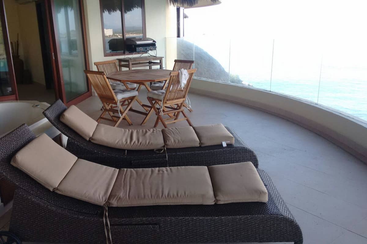 Palmetto 310 | 1 bedroom, premium bedding, desk, iron/ironing board