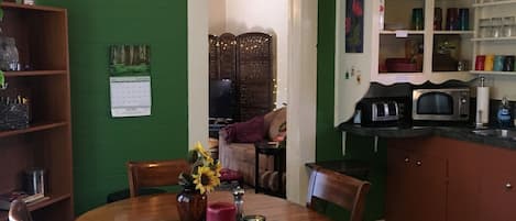 Maison familiale, 3 chambres, accessible aux personnes à mobilité réduite, cuisine | Repas dans la chambre