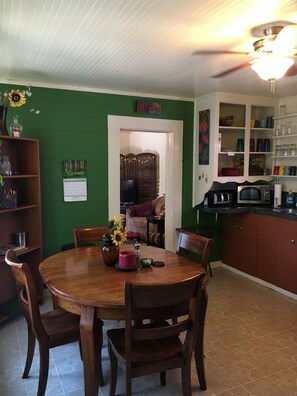 Family House, 3 Bedrooms, Accessible, Kitchen | In-room dining - Downtown Casa Bonita (Flagstaff)