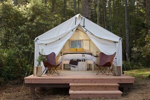 Tenda Klasik, 1 Tempat Tidur Queen | Seprai premium, selimut bulu angsa, dan tempat tidur lipat/tambahan