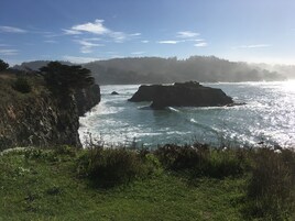 Un paisaje costero con acantilados rocosos y vista al océano.