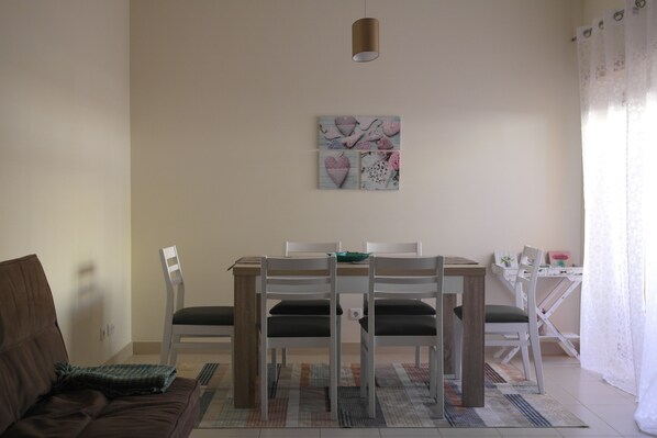 Un espace repas comprenant une table, des chaises et un canapé.