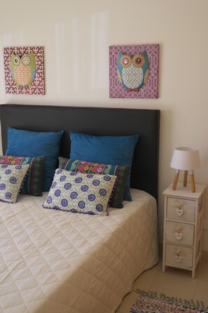 2 bedrooms, iron/ironing board, internet, bed sheets