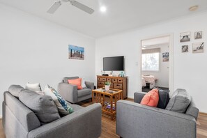 LED TV, DVD player, video library - Charming Riverside Unit in Paradise FREE Wi-Fi (Ocean Grove)