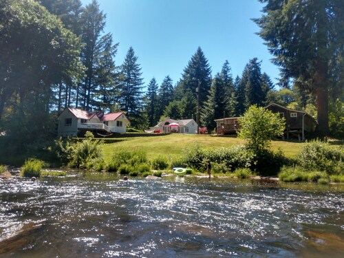 Beautiful two bedroom one bath house overlooking the Siuslaw river.