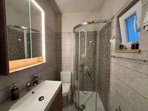 Dusche, Haartrockner, Handtücher, Seife