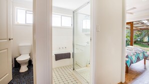 Banheira, produtos de toalete grátis, secador de cabelo