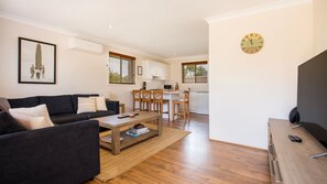 TV, Netflix, books, streaming services - Sunbaker Pet Friendly Awards Finalist 4 Mins Walk to Culburra Beach (Culburra Beach)