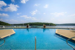 Inomhuspool och utomhuspool