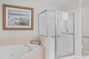 Ensemble douche/baignoire, baignoire Ă jets, serviettes fournies, savon