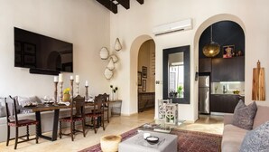 Una sala de estar moderna con comedor, cocina y distribución abierta.