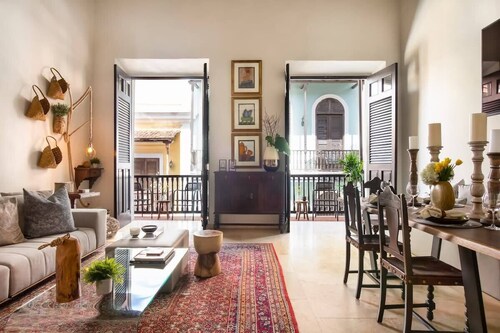 Villa Blanca | Stylish Colonial in Best Location
