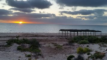 Vlak bij het strand, ligstoelen aan het strand