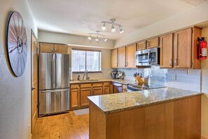 Fridge, microwave, stovetop, dishwasher - Ski-In Breckenridge Abode: Walk to Main St & Lifts (Breckenridge)