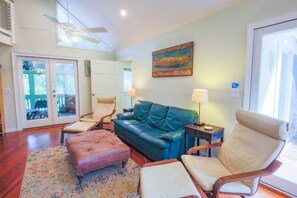 Een televisie, een dvd-speler en een stereo