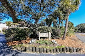Property grounds - Lagoon Views, Private Balconies, Wildlife, En Suite Bathrooms, Pool & 2 Master Beds. 5 min to beach (Isle of Palms)