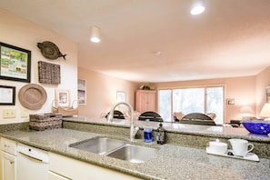 Interior - Lagoon Views, Private Balconies, Wildlife, En Suite Bathrooms, Pool & 2 Master Beds. 5 min to beach (Isle of Palms)