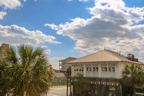 Exterior - 1 min to Beach. Artistic & Relaxing Condo Located in the Heart of Fun-Filled Folly Beach. W/Parking. (Folly Beach)