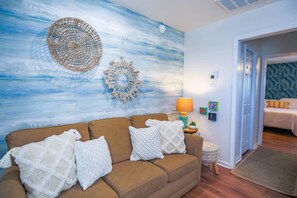 TV - 1 min to Beach. Artistic & Relaxing Condo Located in the Heart of Fun-Filled Folly Beach. W/Parking. (Folly Beach)