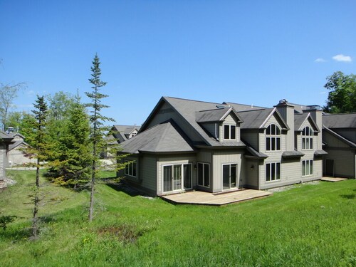 Ski On and Off ~ Beautiful Corner Unit ~ Well-Equipped And Perfect For Families!